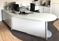 Schreibtisch mit Beinraumblende und Freiformplatte