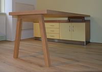 Schreibtisch mit einem besonderen Holzgestell